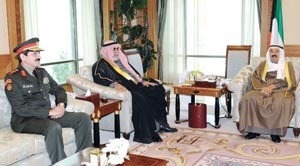 صاحب السمو الامير الشيخ صباح الاحمد مستقبلا الشيخ احمد الخالد والفريق الركن عبدالرحمن العثمان
