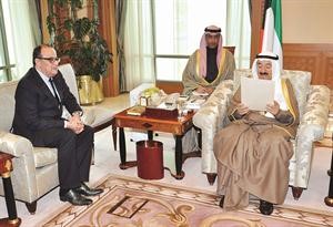 صاحب السمو الامير الشيخ صباح الاحمد خلال تسلمه الرسالة من مستشار ملك المغرب﻿