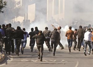 جانب من المواجهات بين المتظاهرين الاكراد والشرطة التركية امس 	افپ﻿