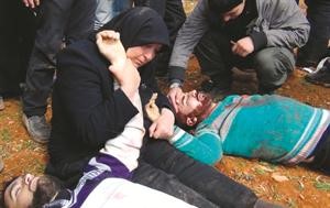 سيدة تبكي ولديها اللذين قتلا في اشتباكات الجيش الحر مع القوات النظامية في ادلب رويترز