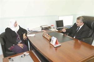 د هشام يونس متحدثا للزميلة زينب ابوسيدو