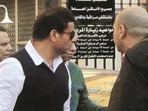 عمرو دياب قبل دفن والدته﻿