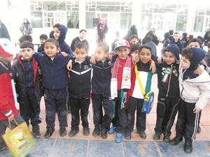 مجموعة طلاب بزيهم الوطني﻿