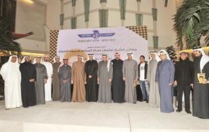لقطة جماعية للمكرمين يتوسطهم الشيخان سلمان ومبارك الحمود متين غوزال
