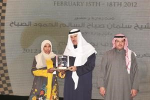  وخلال تكريمهما لجريدة الانباء وتتسلمها الزميلة نوف العياضي