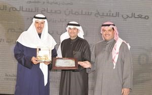 عبدالعزيز اسحق يقدم درعا تذكارية للشيخ سلمان الحمود لرعايته الاحتفال
