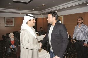 الشاعر الشيخ دعيج الخليفة مرحبا برامي قبل المؤتمر الصحافي﻿