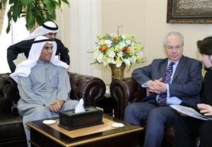 الرئيس احمد السعدون اثناء استقباله رئيس جمعية الكومنولث الملكية 