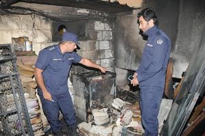 رجلا اطفاء يعاينان موقع بداية الحريق﻿
