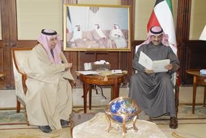 وزير الخارجية الشيخ صباح الخالد اثناء استقباله السفير السعودي دعبدالعزيز الفايز﻿