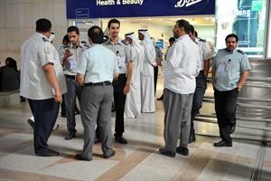 عدد من مدنيي الداخلية خلال اضرابهم في المطار امس 	سعود سالم ﻿