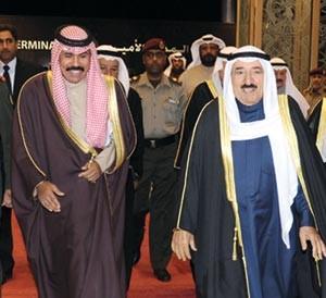 صاحب السمو الامير الشيخ صباح الاحمد لدى مغادرته البلاد وفي وداعه سمو نائب الامير وولي العهد الشيخ نواف الاحمد