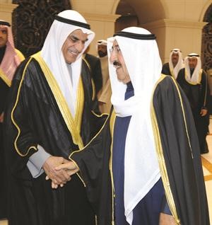 صاحب السمو الامير الشيخ صباح الاحمد مصافحا احمد السعدون﻿