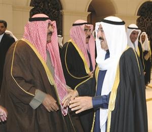 الشيخ فيصل السعود والشيخ مشعل الاحمد في وداع صاحب السمو الامير﻿