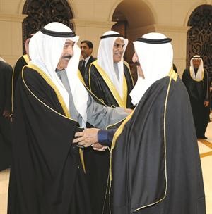 صاحب السمو الامير مصافحا الشيخ جابر العبدالله﻿