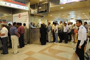 عدد من عملاء الكويتية يسترجعون قيمة تذاكرهم من مكتب المؤسسة في المطار