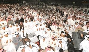 جموع غفيرة من ابناء قبيلة العوازم خلال المهرجان الخطابي الذي اقيم بديوان الشحومي مساء امس تضامنا مع بن جامع	متين غوزال﻿