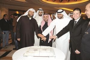 دفاضل صفر خلال تقطيعه لكيكة افتتاح معرض العقارات الكويتية والدولية﻿
