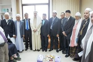 عيسى العبيدلي ودخالد المذكور مع الوفد الماليزي
