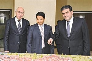 عصام جناحي مستعرضا نموذج المشروع مع الوفد الزائر
