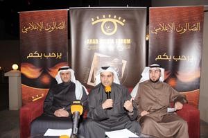 اسامة الشاهين وفيصل اليحيى يتوسطهما ماضي الخميس انور الكندري
