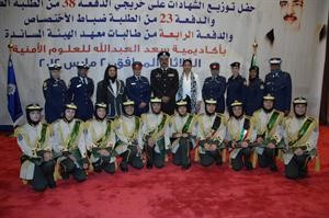 الفريق الشيخ احمد النواف وقيادات الاكاديمية في لقطة جماعية مع الخريجات