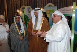 دعلي العبيدي يستمع الى شرح في احد الاجنحة المشاركة بالمعرض اسامة ابوعطية
