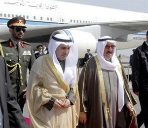 صاحب السمو الامير الشيخ صباح الاحمد لدى وصوله الى مطار هانيدا الدولي وفي استقباله السفير عبدالرحمن العتيبي﻿