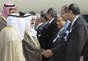 صاحب السمو الامير مصافحا مستقبليه في المطار﻿