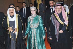 صاحب السمو الامير الشيخ صباح الاحمد وسفيرنا لدى طوكيو عبدالرحمن العتيبي وقرينته خلال مادبة العشاء