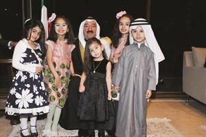 صاحب السمو الامير متوسطا عددا من الاطفال خلال مادبة العشاء﻿