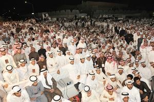 جمع غفير من ابناء قبيلة العوازم امام ديوان النائب السابق المحامي احمد الشحومي
