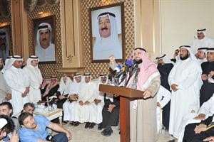 دجمعان الحربش متحدثا ويبدو فلاح الصواغ ومناور ذياب وبن جامع
