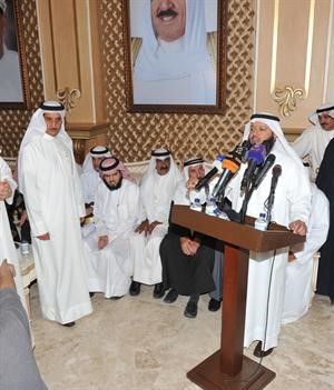 احمد مطيع متحدثا ويبدو دعادل الدمخي ومناور ذياب