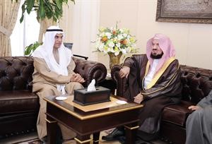 الرئيس احمد السعدون اثناء استقباله دعبدالله المنيع