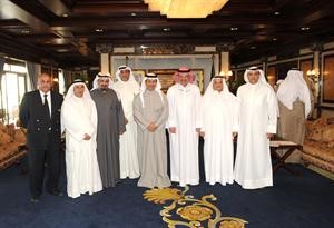 سمو رئيس الوزراء الشيخ جابر المبارك متوسطا مسالم الاذينة ومجموعة من الطيارين والمهندسين في الكويتية
