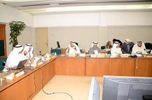 محمد الدلال ومرزوق الغانم واحمد لاري وعبدالرحمن العنجري ود فاضل صفر خلال الاجتماع