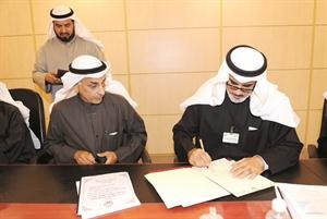 عبدالقادر العجيل ودعبدالرحمن المحيلان يوقعان العقد﻿
