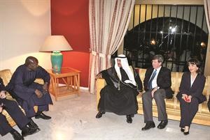 جانب من لقاء سمو الشيخ ناصر المحمد مع كسافييه داركوس وندى يافي وعبدالاحد امباكي متين غوزال

