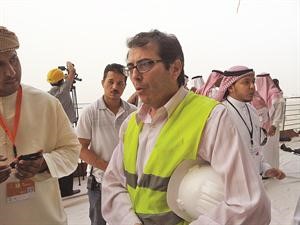 مسعد العبدالله كبير خبراء المشروع متحدثا للاعلاميين