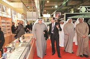 ومستمعا لشرح عن جديد العطور من احدى الشركات﻿