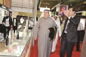 الخالدي متجولا في معرض العطور﻿