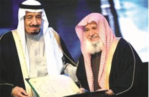 الشيخ سليمان بن عبدالعزيز الراجحي يتسلم الجائزة من وزير الدفاع السعودي الامير سلمان بن عبدالعزيز
