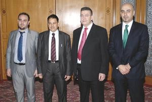 لقطة جماعية لقيادات كل من العربية لتجهيزات المكاتب وبراذر انترناشونال الخليج خلال الندوة التعريفية﻿
