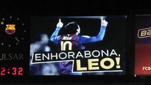 اللوحة الالكترونية في ملعب برشلونة تهنئ ميسي برقمه القياسي في التهديف