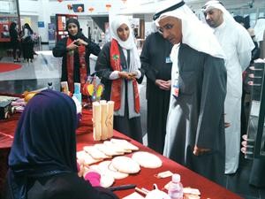 دعبدالرحمن المحيلان يقوم بجولة داخل المعرض﻿