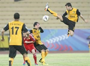 طلال العامر طائرا يحاول ابعاد الكرة في مواجهة الاتحاد السوري الازرقكوم