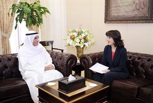 رئيس مجلس الامة احمد السعدون مستقبلا السفيرة الفرنسية ندى يافي
