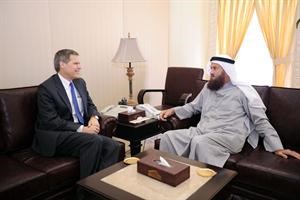 خالد السلطان مستقبلا السفير الاميركي لدى البلاد﻿