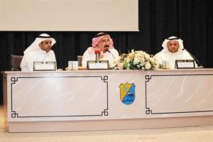 دخالد شخير و دابراهيم الحمود ودبدر المطيري خلال ندوة كلية الحقوق